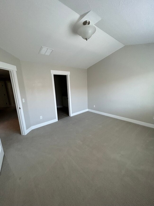 Building Photo - 4 Bedroom Exchange Townhome