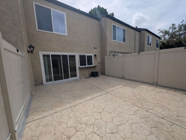 Building Photo - MOVE-IN READY - SPACIOUS 2-BEDROOM TOWNHOM...