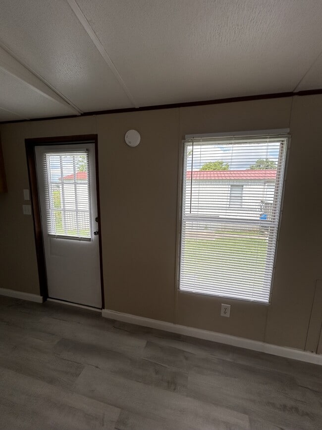 Building Photo - 405 Debby St