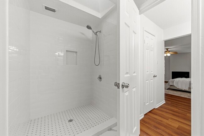 Building Photo - 9850 Pagewood Ln