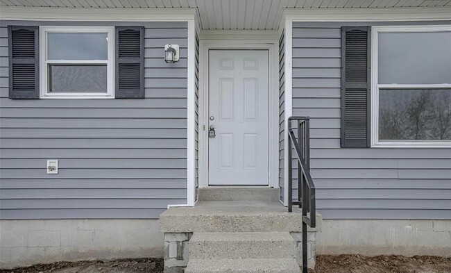 Building Photo - 1302A Farmingdale Dr