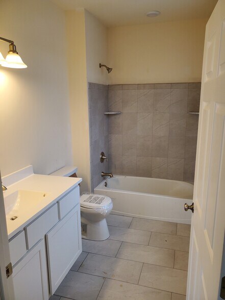 Building Photo - 1033 W Bridge St