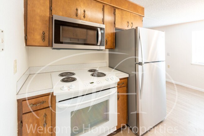 Building Photo - 2 Bedroom Duplex Apartment with Garage and...