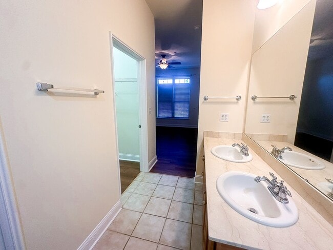 Building Photo - 450 E Ohio Unit 117