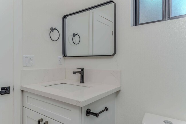 Building Photo - 5821 View Cir