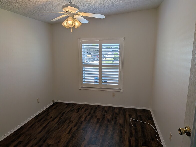 Building Photo - 215 Tiger Lilly Dr