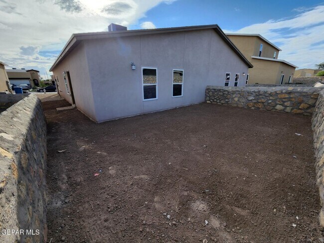 Building Photo - 712 HC Gilbert Minjares Dr