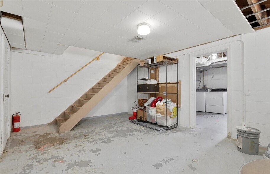 Building Photo - 5017 1/2 California St