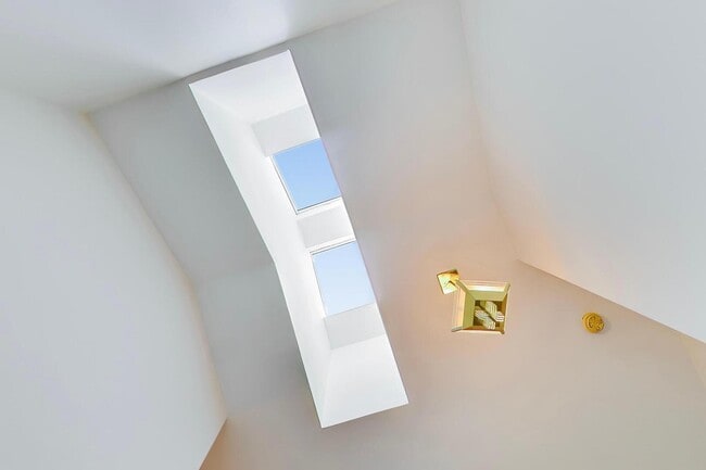 Building Photo - 943 W Essex Pl