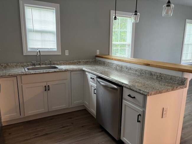 Building Photo - 3 Br 2 Ba