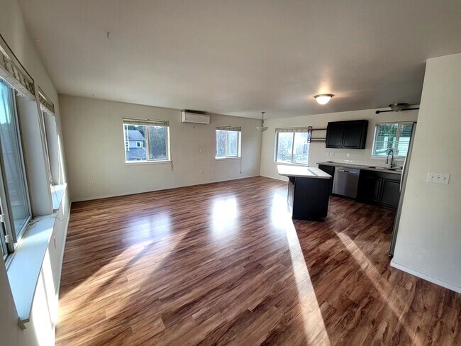 Building Photo - Large 4 Bed Split, Available Now! Pets Okay!