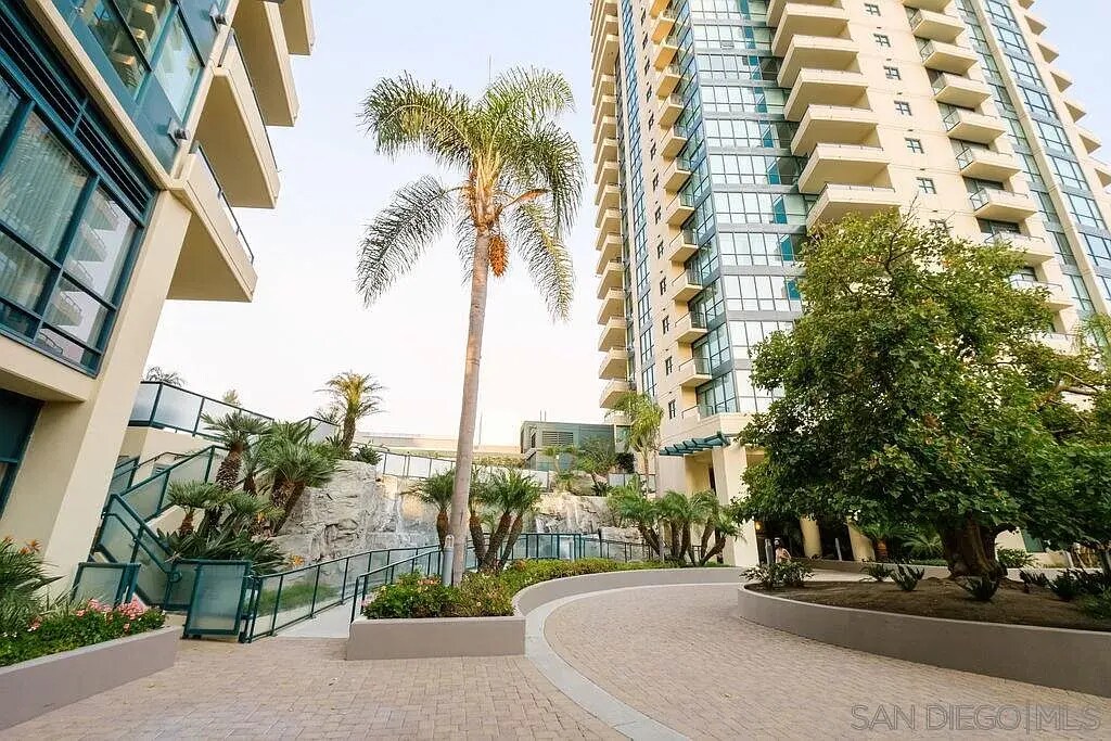 Building Photo - 555 Front St