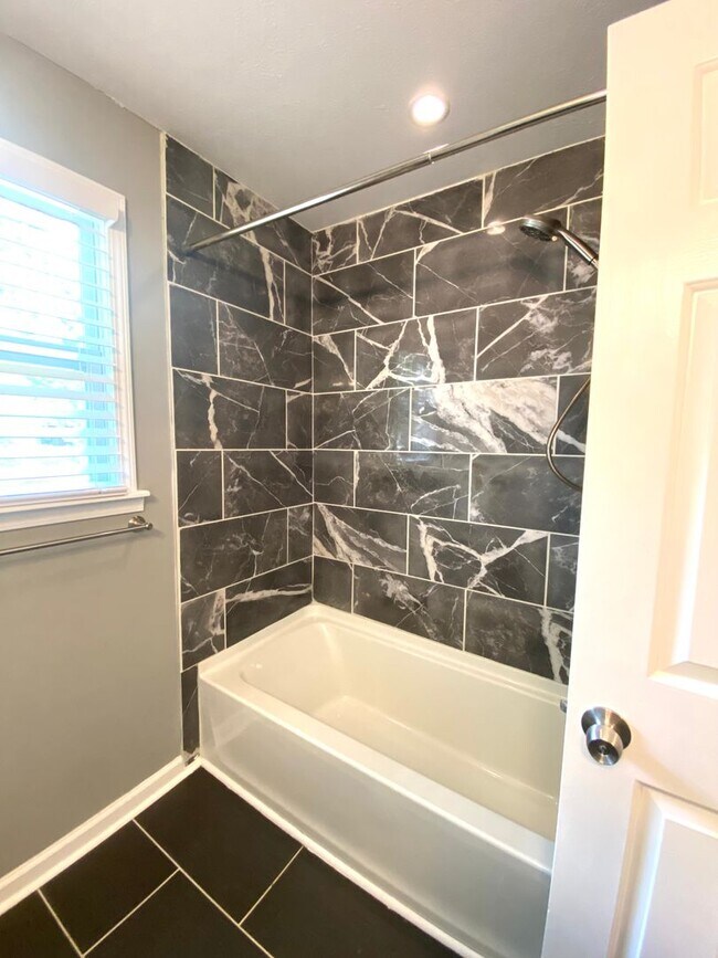 Building Photo - 1103 Rosebrook Dr