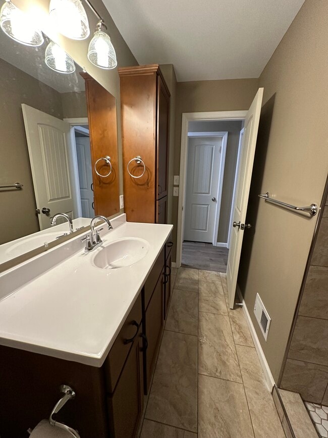 Building Photo - 831 25th Ave N