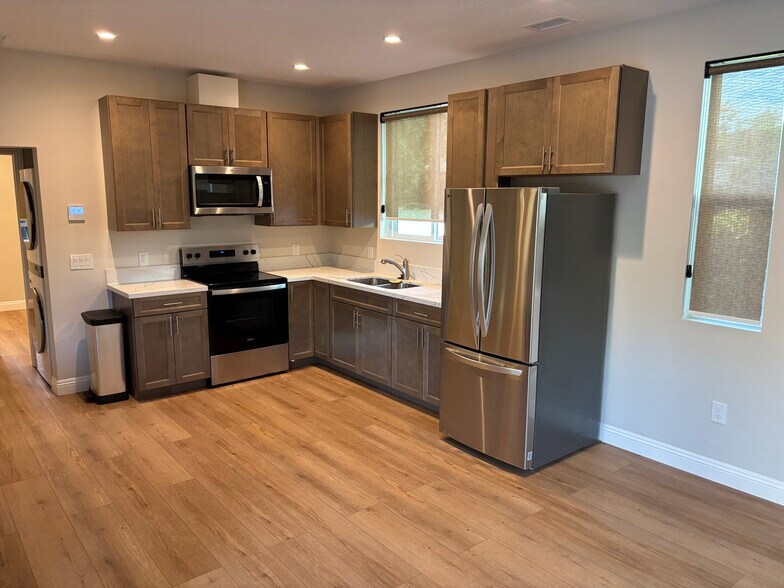 Building Photo - 2454 Los Feliz Dr