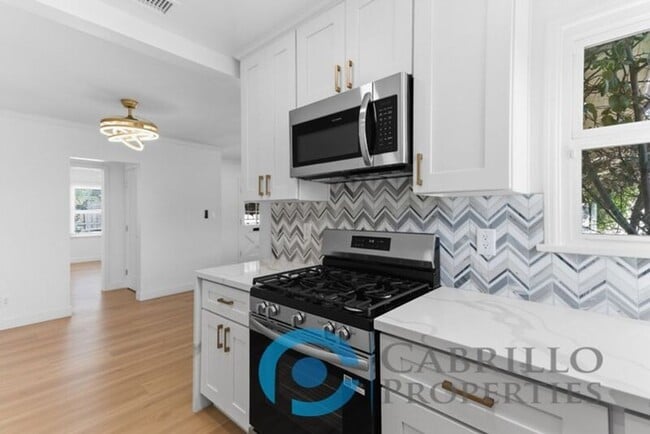 Building Photo - 2215 Marigold Pl