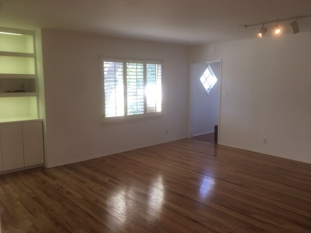 Recessed Entrance to LR - 14656 Morrison St