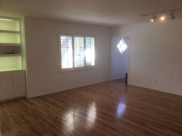 Recessed Entrance to LR - 14656 Morrison St