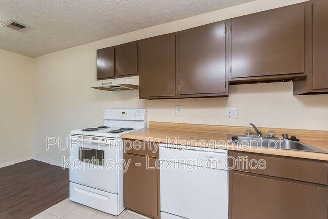 Building Photo - 352 Redding Rd