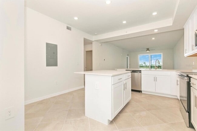 Building Photo - 12320 Wellen Golf St