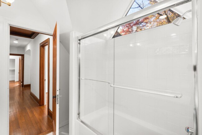 Building Photo - 3 Bed 2.5 Bath - Chevy Chase Colonial - Mo...