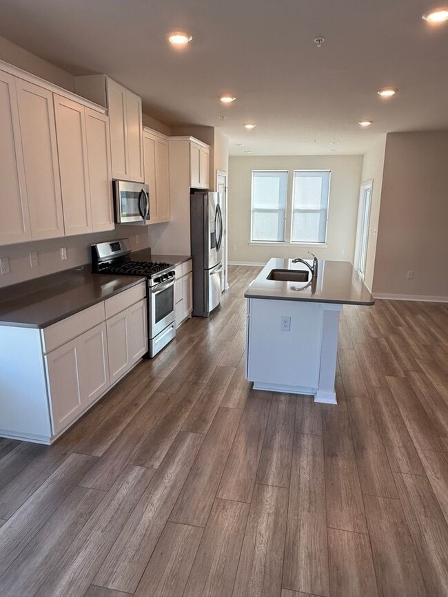 Building Photo - THREE BEDROOM/ END OF ROW TOWNHOME in Sout...