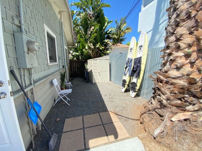 Building Photo - Adorable 2 Bedroom Cottage with Fenced yard, Washer+Dryer, Dishwasher, Reserved Parking!