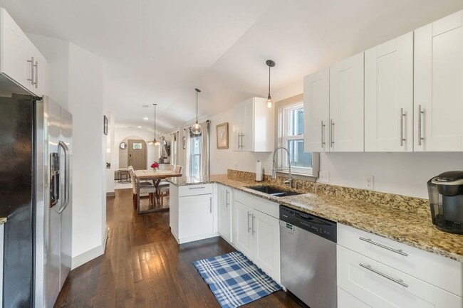 Building Photo - Beautiful Home Steps to Cleveland Park!