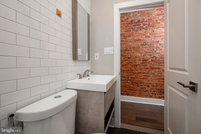 Building Photo - 1443 N Hollywood St