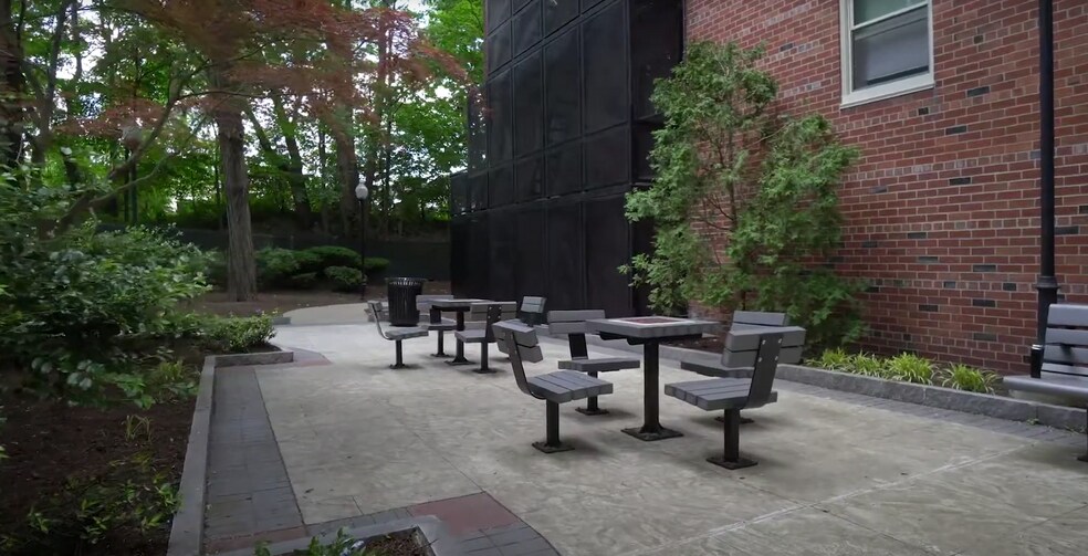 Building Photo - 104 Warren St