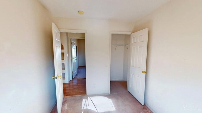 Building Photo - Centrally located 3 bed 3 bath home.