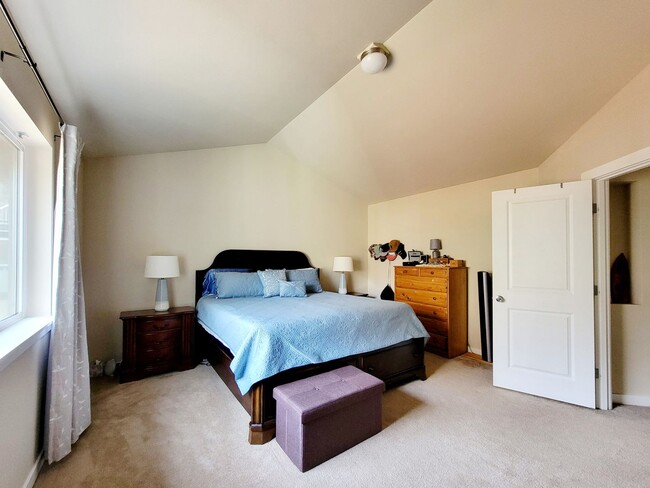 Building Photo - Bright, Spacious 4 bedroom in Poulsbo
