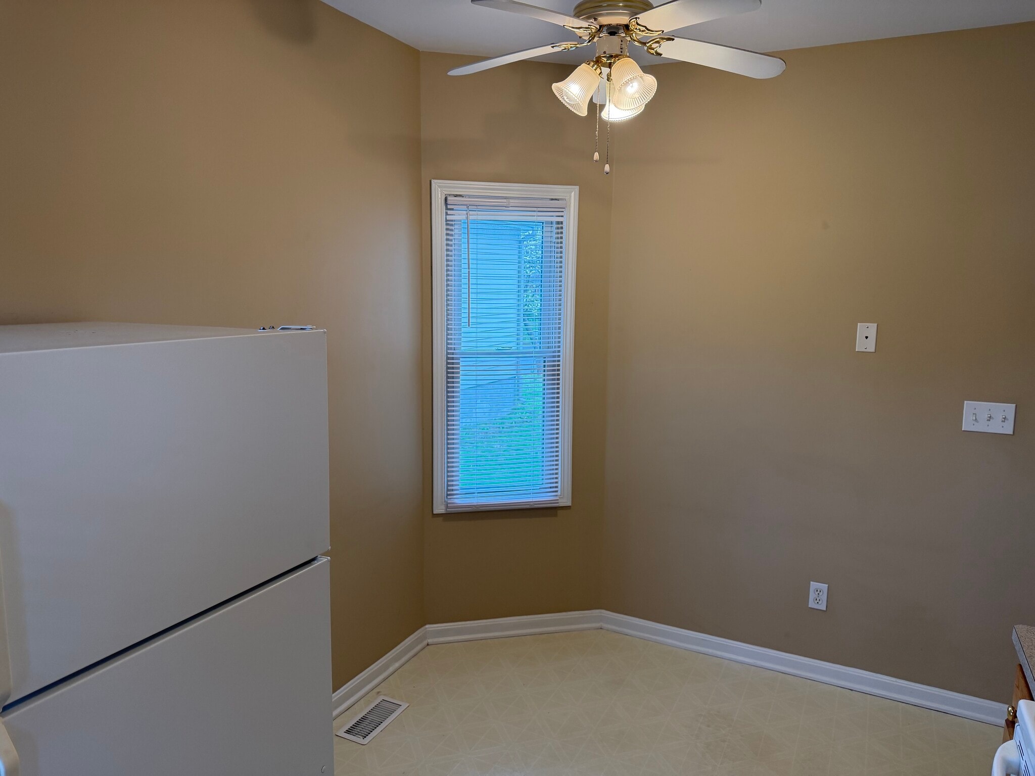 Building Photo - 318 W Kenwood Way