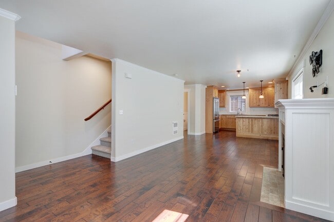 Building Photo - Charming Seattle Townhome with Garage Available Now! A/C included!