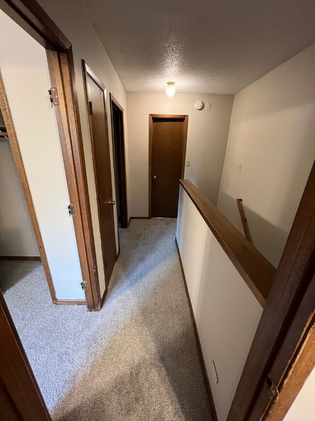 Building Photo - 3 Bedroom Duplex on South Side of Des Moines Available!