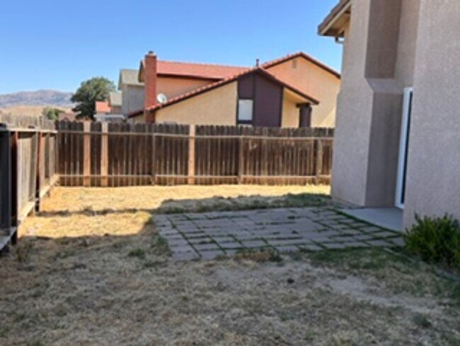 Building Photo - Charming 2-Story Home in a Convenient Tehachapi Location