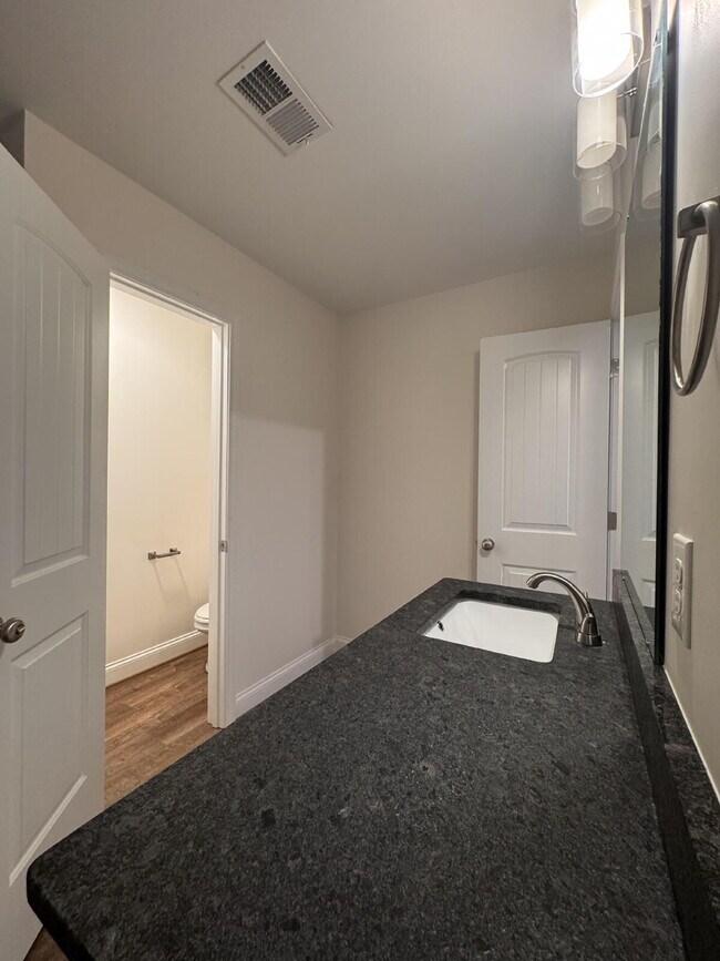 Building Photo - Beautiful 5-Bed, 3-Bath Home in Travelers ...
