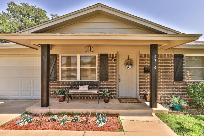 Building Photo - Sharp 3 Bedroom in LISD