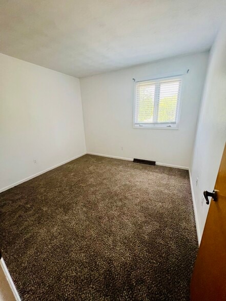 Building Photo - 5620 Cresthaven Ln