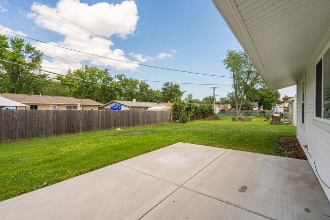 Building Photo - 6 E Briarwood Dr