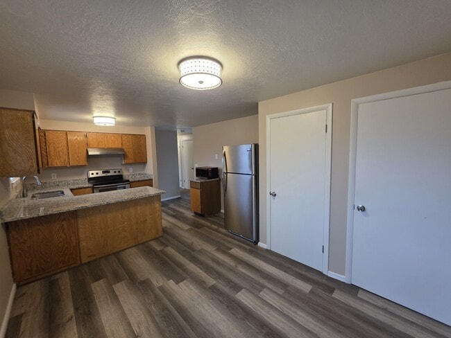 Building Photo - 360 Belaire Cir