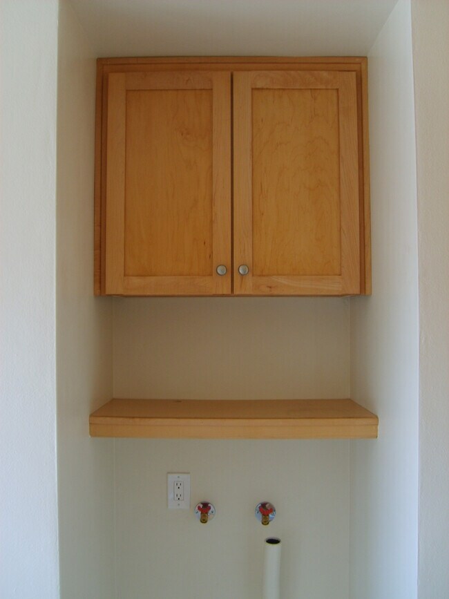 Building Photo - 4851 Iroquois Ave