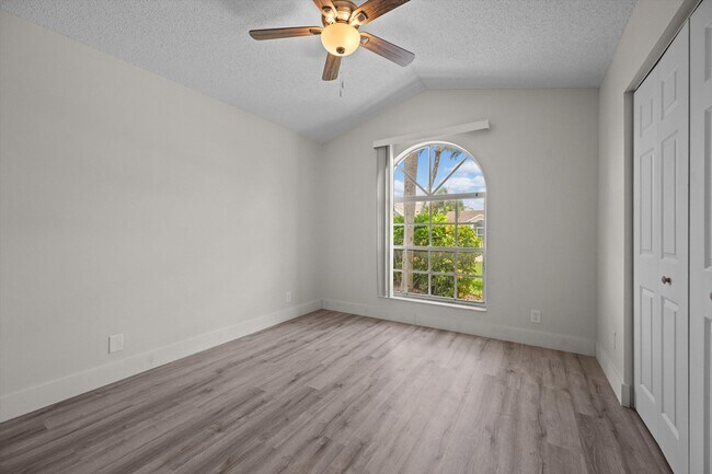Building Photo - 12781 Meadowbreeze Dr