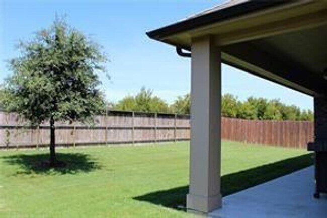 Building Photo - Great Location, available NOW!