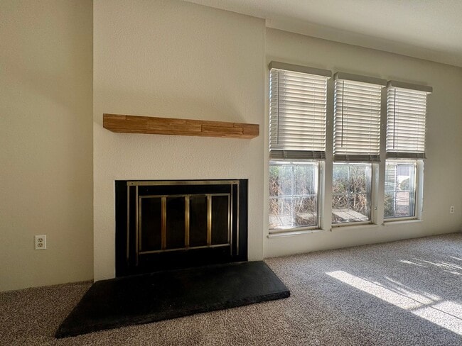 Building Photo - 2 Bedroom Townhome with Pool and Fitness Center/Centrally Located!!