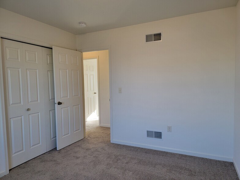 Building Photo - 213 Limestone Dr