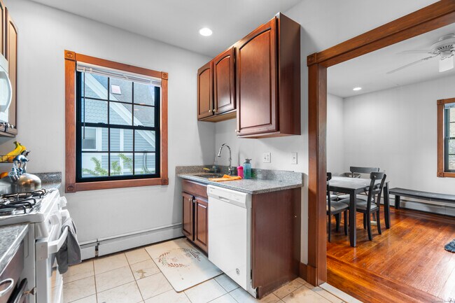 Building Photo - 623 Whitney Ave
