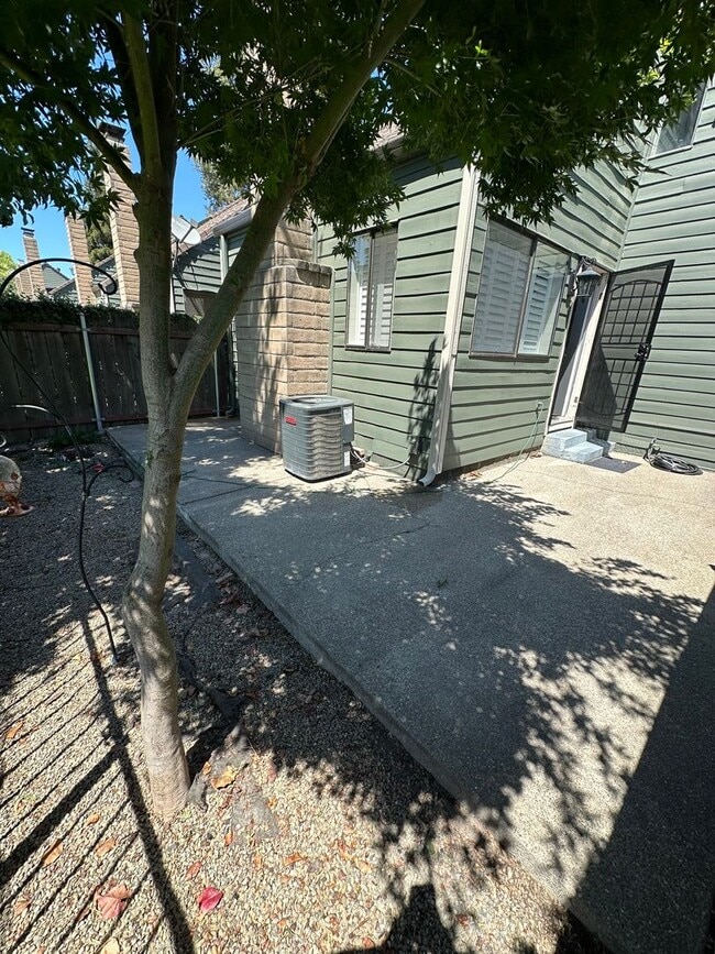 Building Photo - Upscale Condo in Falconcrest