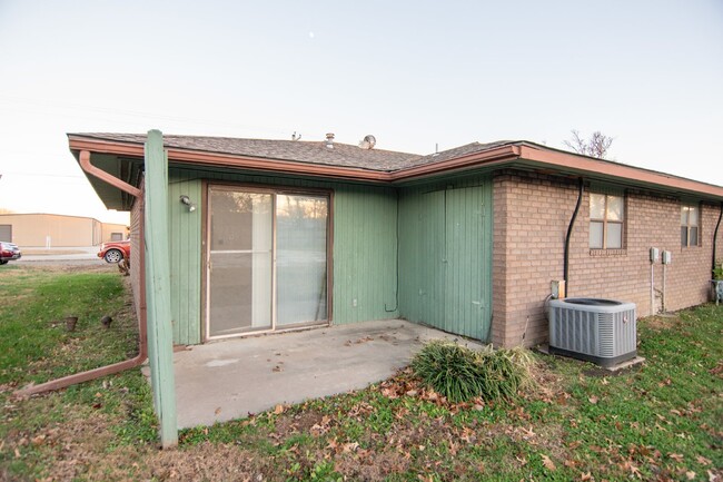 Building Photo - 2 Bedroom duplex near Leclere Park.