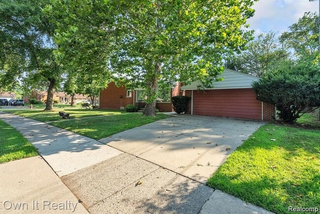 Building Photo - 20195 River Oaks Dr